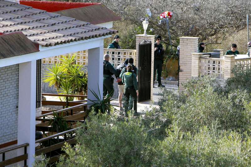 Momento de la detención de los dos sospechosos de matar a dos hombres de una paliza y dejar a otro herido grave en la pedanía La Marina de Elche. EFE/Morell
