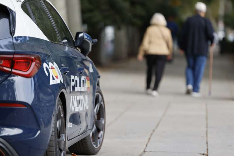 Un coche de la Policia Nacional patrulla por una calle de Madrid. EFE/Mariscal