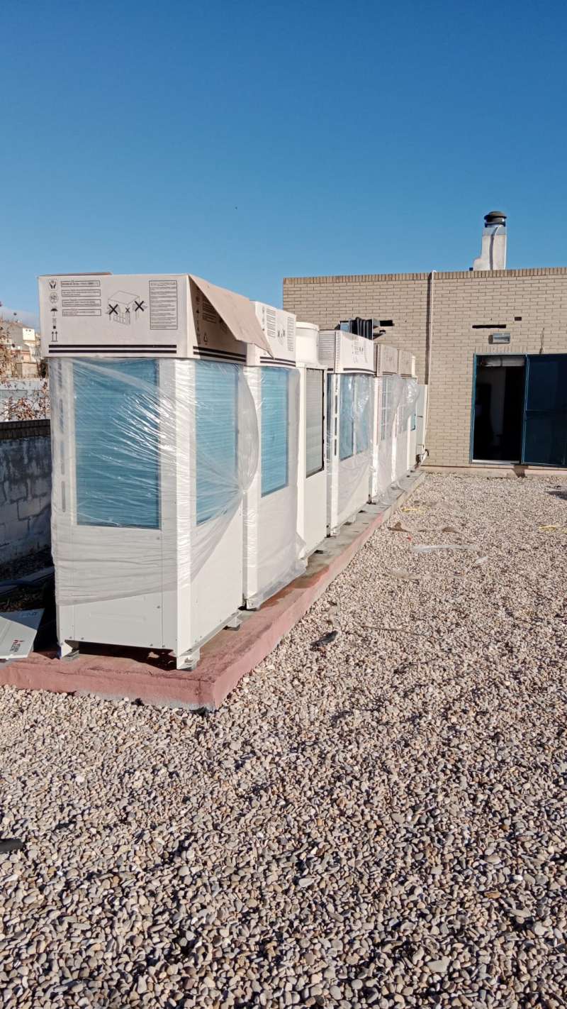 Instalación en el tejado de la Sede Judicial de Requena. /EPDA