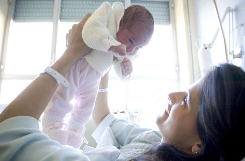 Una bebé recién nacida en brazos de su madre. Arhivo/ EFE/Kai Försterling