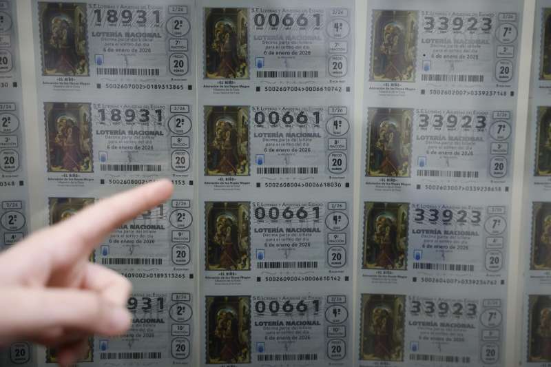 Las administraciones de Alicante y Valencia que repartieron premios en el Sorteo del Gordo de Navidad mantienen las ventas del Niño de 2025 de cara al sorteo del próximo martes. EFE/Ana Escobar
