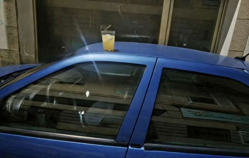 Un coche con un vaso de bebida en lugar de una baliza en la imagen compartida por la Policía Local de Alboraya. / EPDA
