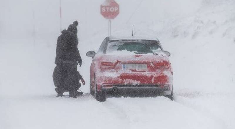 Un coche atrapado durante un temporal de nieve. / EFE