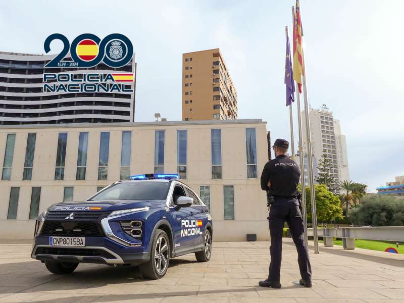 Un agente de Policía Nacional en Benidorm. EPDA Un agente de Policía Nacional en Benidorm. EPDA