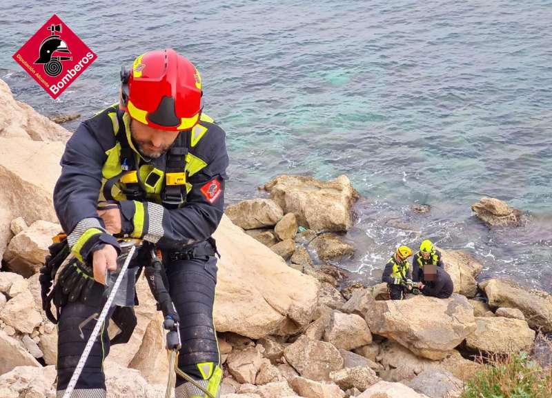 Momento del rescate, en una imagen facilitada por el Consorcio Provincial de Bomberos de Alicante. Momento del rescate, en una imagen facilitada por el Consorcio Provincial de Bomberos de Alicante.