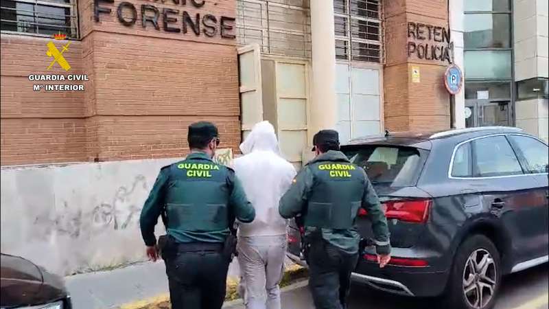 Imagen de la detención cedida por la Guardia Civil. / EPDA