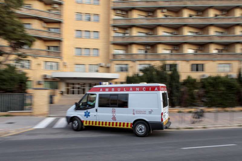La mujer presentaba quemaduras de segundo grado en piernas, manos y cara, y ha sido trasladada por un Samu al Hospital General de Alicante, mientras que el hombre, que tiene quemaduras en manos, ha sido llevado por un Soporte Vital Básico (SVB) al Hospital de San Juan. EFE
