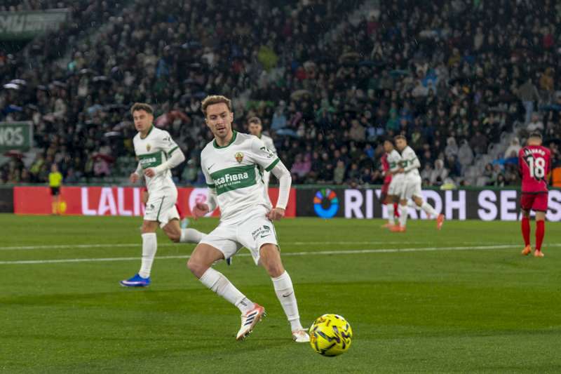 El centrocampista del Elche Marc Aguado, durante un partido. EFE/Archivo
