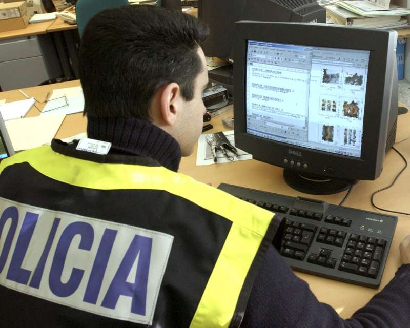 Un agente de Policía comprueba el contenido de un ordenador en busca de archivos pedófilos. EFE/Archivo
