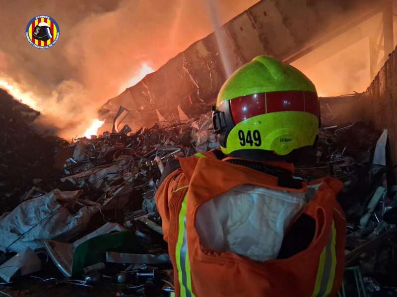 Imagen facilitada por el Consorcio provincial de bomberos de Valencia del incendio en Sollana. EFE/Bomberos
