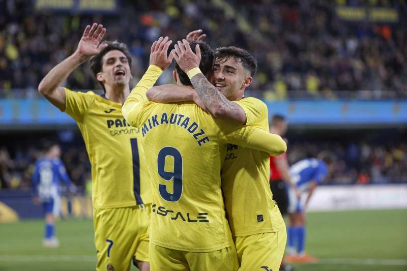 El delantero Georges Mikautadze (C) celebra un gol con sus compañeros del Villarreal. EFE/Manuel Bruque
