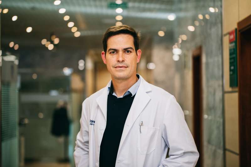 El doctor Díez recomienda hidratación constante para mantener un adecuado flujo urinario y llevar ropa adecuada, especialmente en zona lumbar y pelvis./EPDA