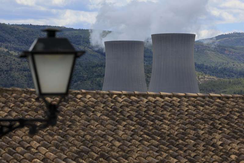 Vista general de las torres de refrigeración de la central nuclear de Cofrentes asomando tras una casa del pueblo. EFE/Kai Försterling/Archivo
