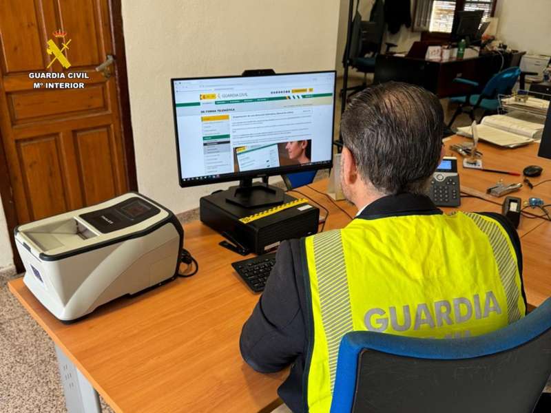 Investigador de la Guardia Civil revisa el caso. / EFE
