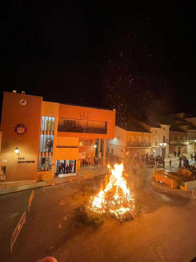 Quemado de la hoguera de Sant Antoni en Godelleta. / EPDA