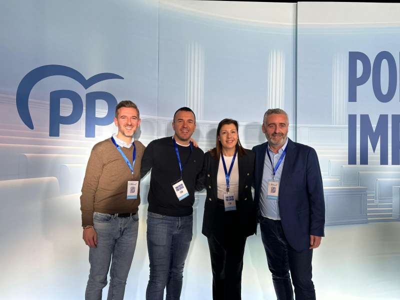 La representación popular gandiense en A Coruña junto al presidente de la Diputación de Valencia, Vicent Mompó./EPDA