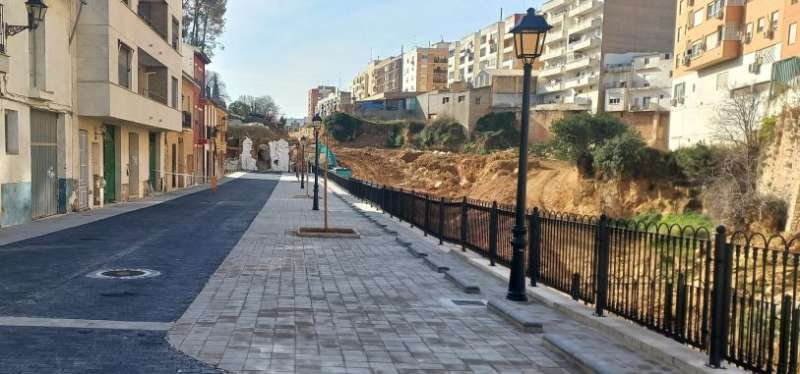 Calle San Isidro de Chiva recepcionada tras su reconstrucción. / EPDA