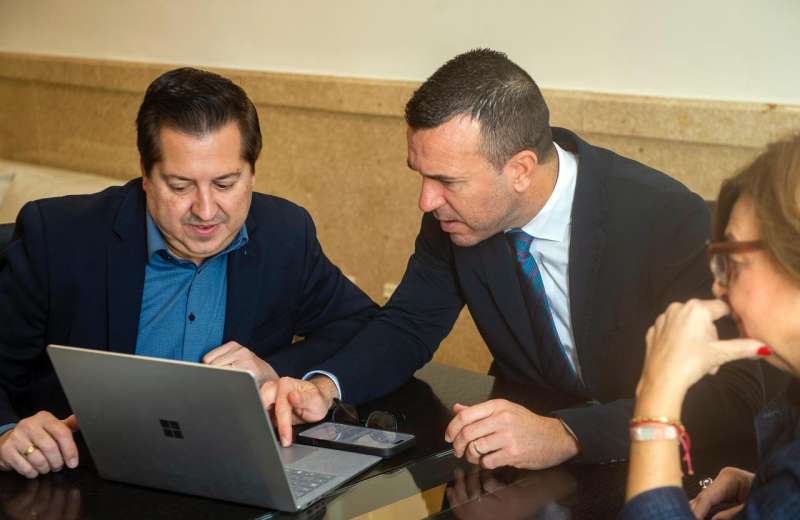El presidente de la Diputación de Valencia, Vicent Mompó, con el alcalde de Guadassuar, Vicent Estruch. / EPDA