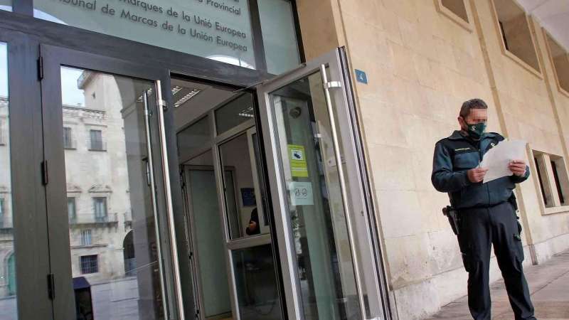 Entrada de la audiencia de Alicante. /EPDA
