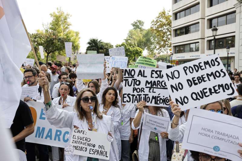 Huelga de médicos, respaldada por el Colegio de Médicos de Valencia, para protestar por la reforma del Estatuto Marco propuesta por el Ministerio de Sanidad. Huelga de médicos, respaldada por el Colegio de Médicos de Valencia, para protestar por la reforma del Estatuto Marco propuesta por el Ministerio de Sanidad.