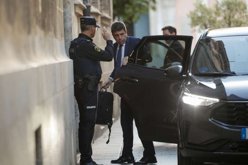 El expresident de la Generalitat, Carlos Mazón, a su llegada al Palau de la Generalitat. Archivo/EFE/Biel Alino
