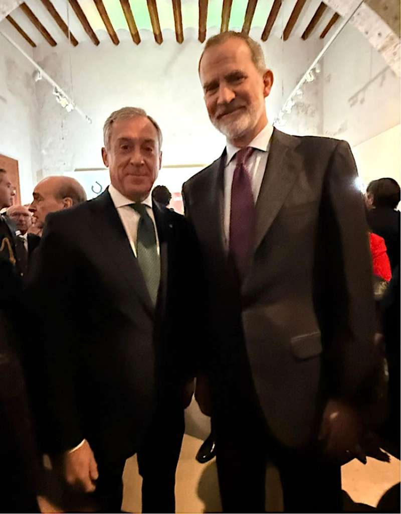 El presidente de Eurocaja Rural junto a Su Majestad Felipe VI. / EPDA