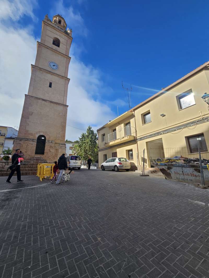 Plaza de Zarra con el Ayuntamiento, actualmente, en obras. / EPDA