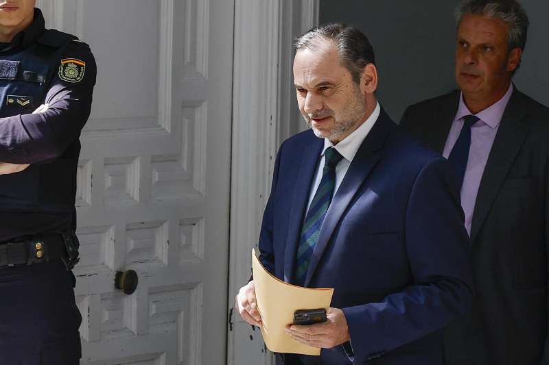 El exministro Jose Luis Ábalos, a la salida del Tribunal Supremo. EFE/J.J. Guillén
