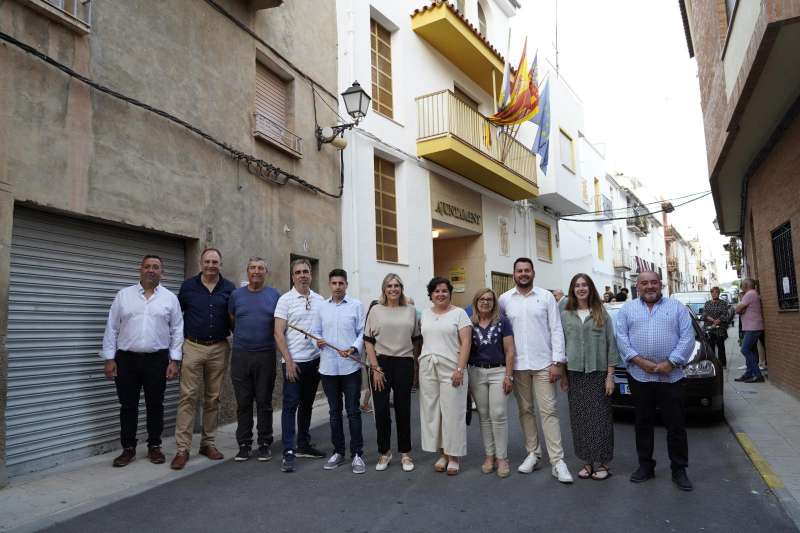 Marta Barrachina, presidenta de la Diputación de Castellón, con el equipo de gobierno de Figueroles. / EPDA