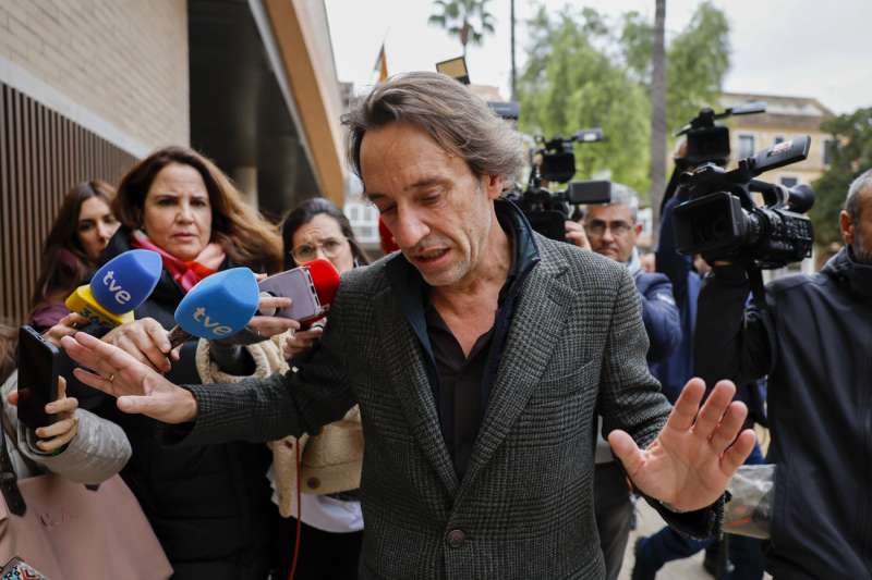 El ex jefe de gabinete del expresident de la Generalitat Carlos Mazón, José Manuel Cuenca, a su salida del juzgado de Catarroja. EFE/Ana Escobar
