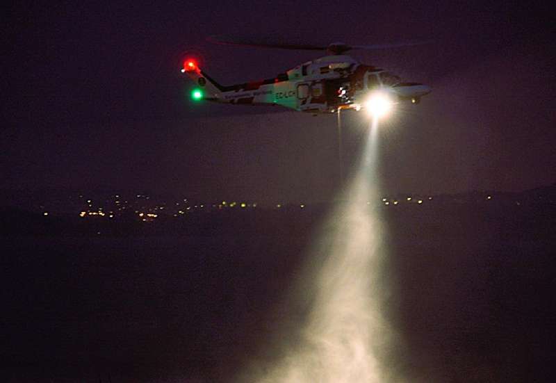 El helicóptero de Salvamento Marítimo durante el rescate, en una imagen facilitada por este organismo.
