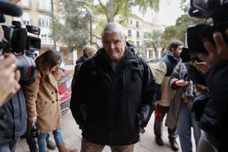 El inspector jefe del Consorcio Provincial de Bomberos de Valencia y jefe operativo de la emergencia el día de la dana, José Miguel Basset, a su llegada al juzgado este lunes. EFE/Manuel Bruque
