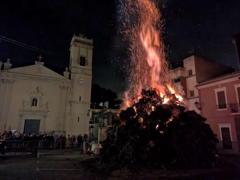 Hoguera de San Antón en Olocau. /EPDA