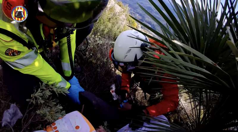 Imagen del rescate en Benigembla proporcionada por el Consorcio Provincial de Bomberos de Valencia./EPDA