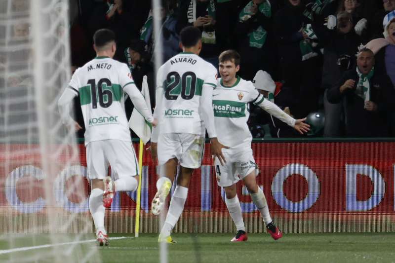 El centrocampista del Elche Aleix Febas (d) celebra con sus compañeros tras marcar ante el Sevilla. EFE/Pablo Miranzo
