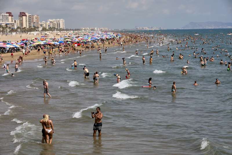 Vista general de la playa norte de Gandía durante este jueves en el que la ola de calor remite, aunque las altas temperaturas entre 37-40 grados continuarán en buena parte del país hasta la próxima semana. EFE/ Natxo Francés
Vista general de la playa norte de Gandía durante este jueves en el que la ola de calor remite, aunque las altas temperaturas entre 37-40 grados continuarán en buena parte del país hasta la próxima semana. EFE/ Natxo Francés