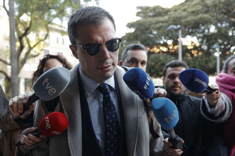 El exsecretario autonómico de Presidencia de la Generalitat Cayetano García a su llegada a los juzgados. EFE/Manuel Bruque