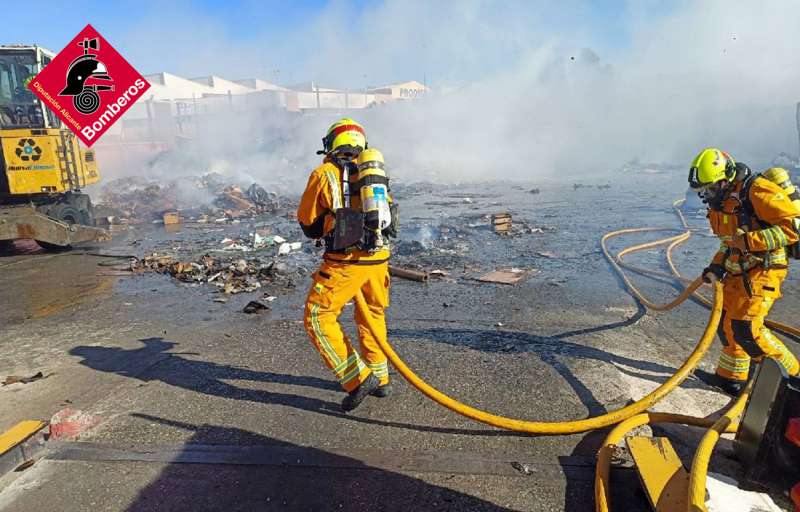 Intervención en el incendio de Elche, en una imagen compartida por el Consorcio Provincial de Bomberos de Alicante.
