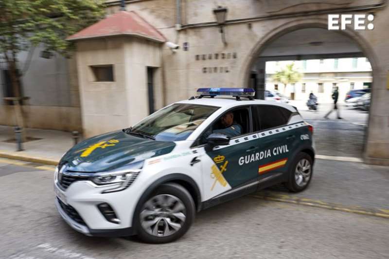 Un coche de la Guardia Civil sale de la comandancia de Valencia. EFE/Biel Aliño