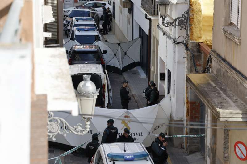 Miembros de la Guardia Civil en el portal número 5, en Dueca, donde ayer se cometió el asesinato de un menor de 13 años. EFE/Ana Escobar