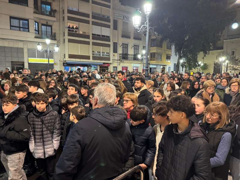 Los asistentes al minuto de silencio en Sueca por el menor asesinado. EPDA