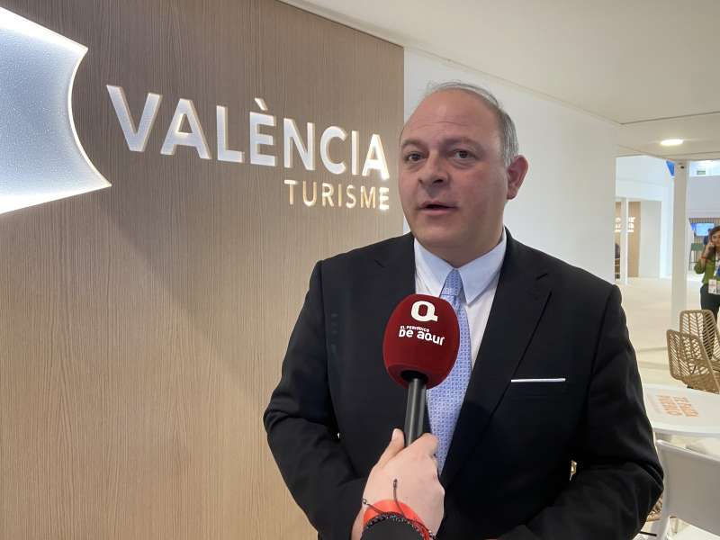 El teniente de alcalde de Requena, Joaquín González, en Fitur./RAÚL LILAO