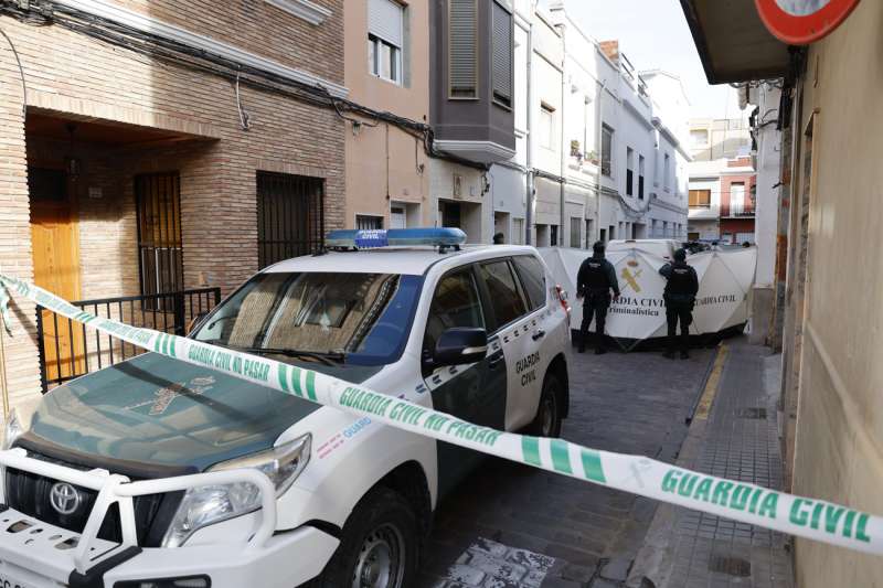 Miembros de la Guardia Civil de criminalística en el lugar donde se cometió el crimen. EFE/Ana Escobar
