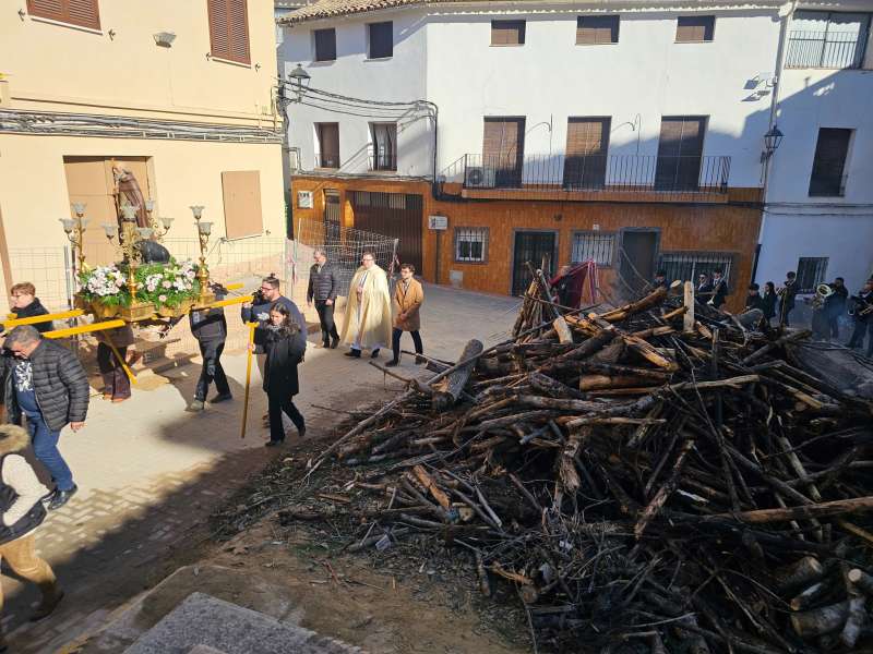 Uno de os actos en la celebración de San Antón en Zarra. / EPDA