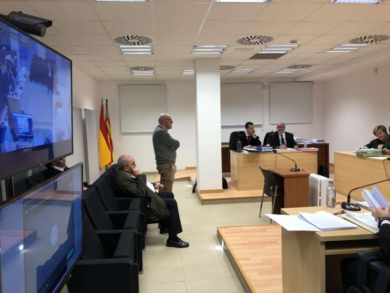 En la imagen, los dos acusados (sentado, el expresidente, y de pie, el extesorero). EFE/Raúl Navarro