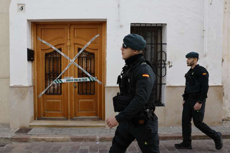 Miembros de la Guardia Civil en el portal donde se cometió el crimen en Sueca. EFE/Ana Escobar
