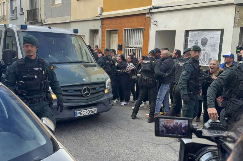 Pase a disposición judicial del hombre de 48 años que se entregó el pasado sábado en el cuartel de la localidad valenciana de Sueca y confesó haber matado a un menor de 13 años con el que jugaba su hijo en la vivienda familiar. EFE/Raquel Segura
