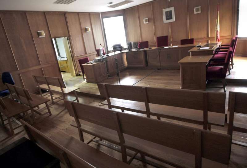 Imagen de archivo de una sala de juicios vacía. EFE/Emilio Naranjo.
