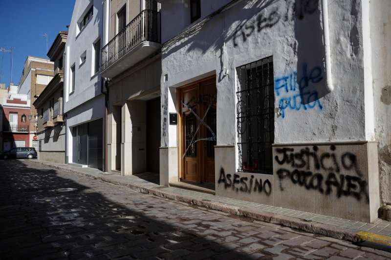 Vista general de las pintadas aparecidas en la fachada de la casa del hombre de 48 años que se entregó el pasado sábado en el cuartel de la localidad valenciana de Sueca. EFE/Manuel Bruque