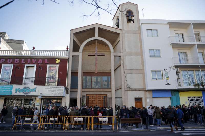 Un gran número de personas aguarda ante la Iglesia de Nuestra Señora de Fátima de Sueca durante el funeral de Alex, el menor fallecido el pasado sábado. EFE/Manuel Bruque
